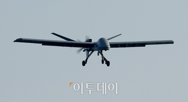▲12일 포항 해상에 위치한 해군 독도함에서 실시된 ’대형플랫폼 함정 무인기 운용 전투 실험‘ 에서 미국 제너럴 아토믹스(General Atomics)에서 개발 중인 고정익 무인기 모하비(Mojave)가 이륙해 동해 상공을 비행하고 있다. (사진공동취재단)