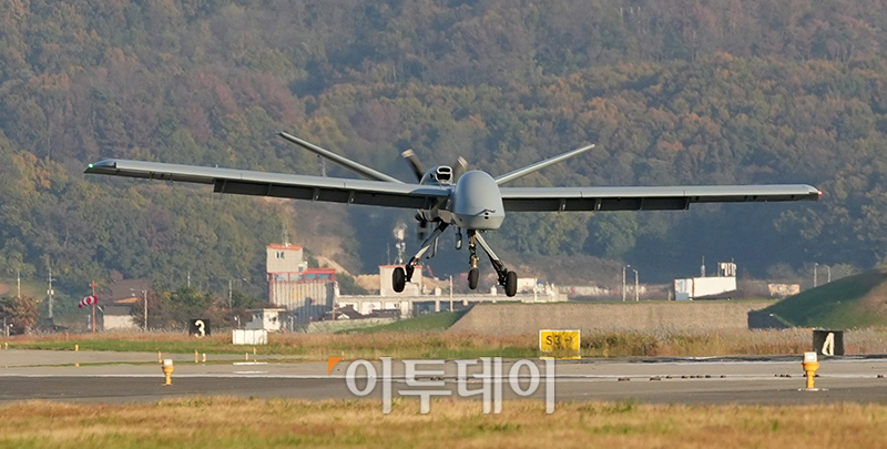 ▲12일 포항 해상에 위치한 해군 독도함에서 실시된 ’대형플랫폼 함정 무인기 운용 전투 실험‘ 에서 미국 제너럴 아토믹스(General Atomics)에서 개발 중인 고정익 무인기 모하비(Mojave)가 비행을 마치고 포항공항으로 착륙하고 있다. (사진공동취재단)