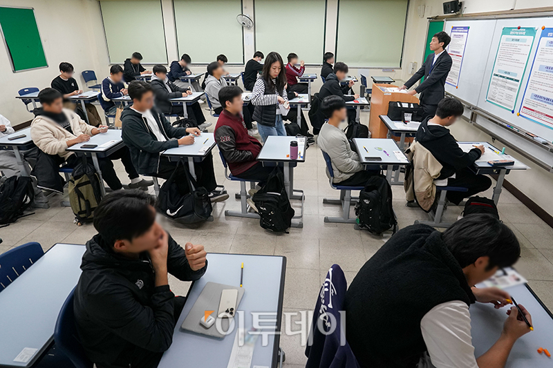 ▲2025학년도 대학수학능력시험일인 14일 서울 종로구 경복고등학교에서 수험생들이 시험 시작을 기다리고 있다. 사진공동취재단