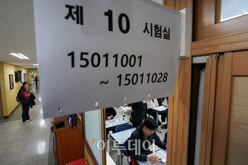 ▲2025학년도 대학수학능력시험일인 14일 서울 종로구 경복고등학교에서 수험생들이 시험 시작을 기다리고 있다. 사진공동취재단
