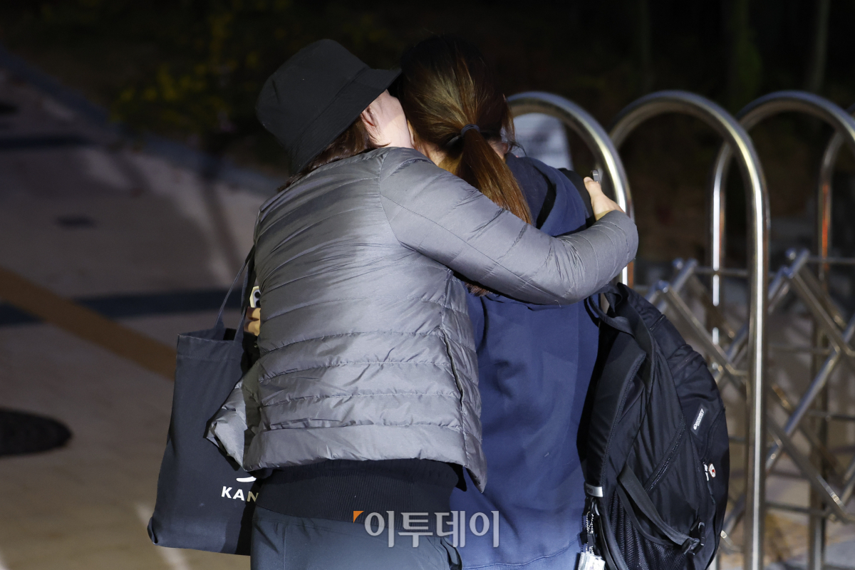 ▲2025학년도 대학수학능력시험일인 14일 서울 마포구 홍익대학교 사범대학 부속 여자고등학교에 마련된 시험장 앞에서 한 수험생 가족이 수험생을 응원하고 있다. 조현호 기자 hyunho@