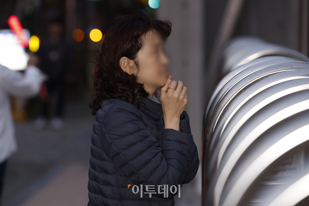 ▲2025학년도 대학수학능력시험일인 14일 서울 마포구 홍익대학교 사범대학 부속 여자고등학교에 마련된 시험장 앞에서 한 수험생 가족이 기도를 하고 있다. 조현호 기자 hyunho@