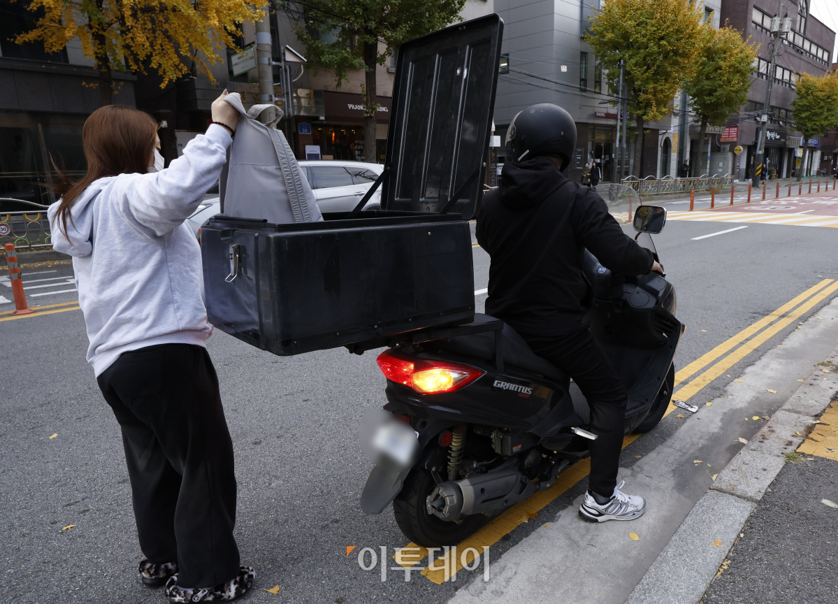 ▲2025학년도 대학수학능력시험일인 14일 서울 마포구 홍익대학교 사범대학 부속 여자고등학교에 마련된 시험장 앞에서 한 수험생이 오토바이를 타고 시험장에 도착하고 있다. 조현호 기자 hyunho@