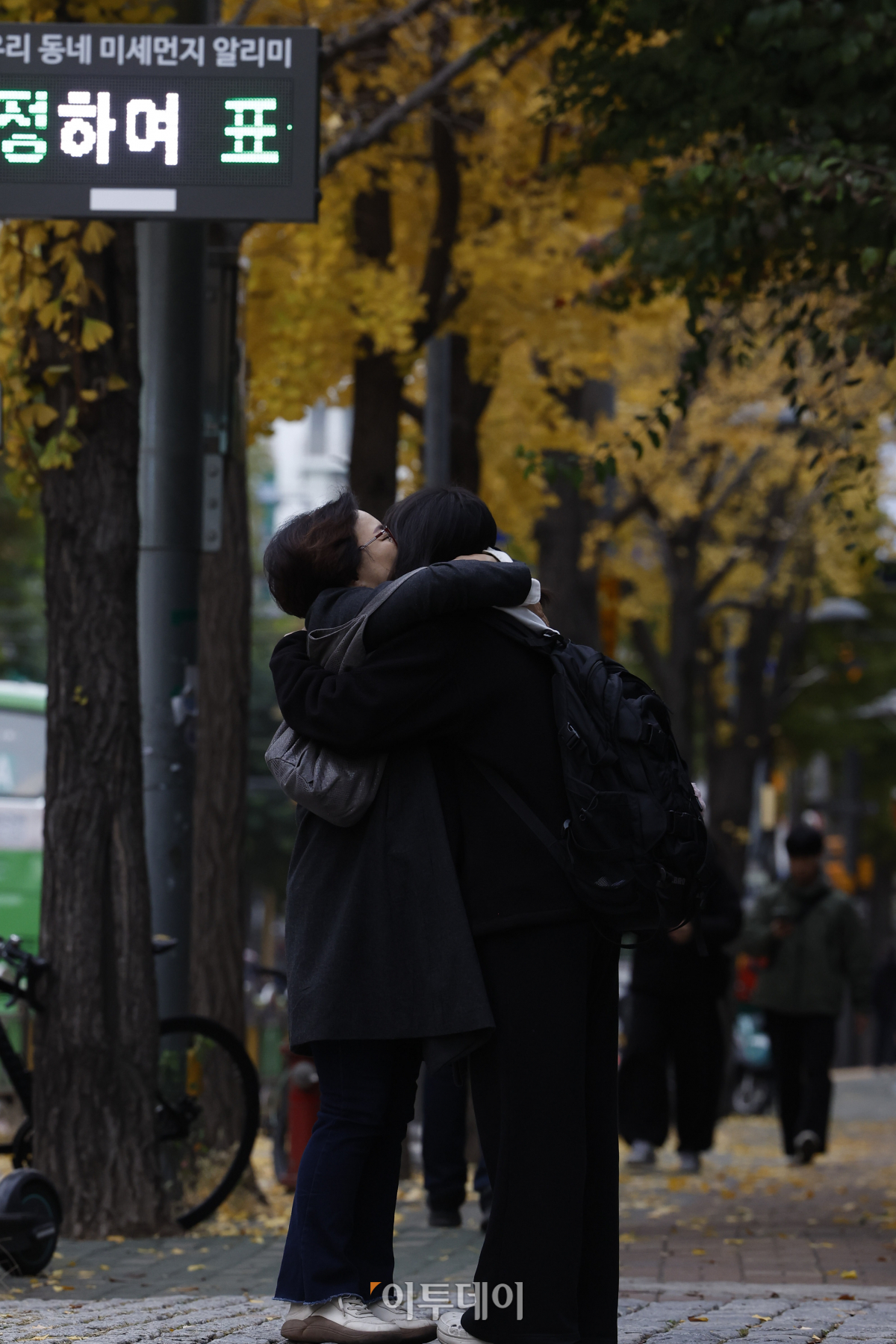 ▲2025학년도 대학수학능력시험일인 14일 서울 마포구 홍익대학교 사범대학 부속 여자고등학교에 마련된 시험장 앞에서 한 수험생 가족이 수험생을 응원하고 있다. 조현호 기자 hyunho@