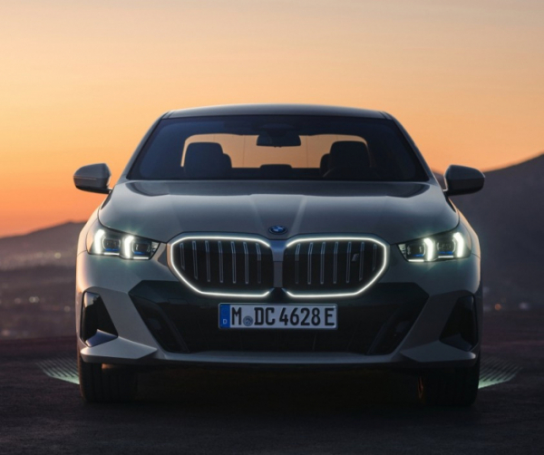 ▲BMW 5시리즈의 순수 전기 모델 'BMW i5 e드라이브40'. (자료제공=BMW)