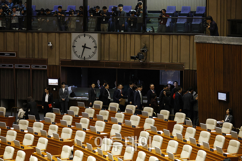 ▲14일 서울 여의도 국회에서 열린 본회의에서 윤석열 대통령 배우자 김건희의 주가조작 사건 등의 진상규명을 위한 특별검사 임명 등에 관한 법률안의 수정안에 대한 반대 토론을 마친 뒤 국민의힘 의원들이 퇴장하고 있다. 고이란 기자 photoeran@