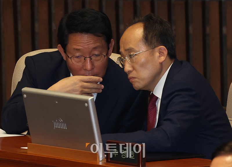▲추경호(오른쪽) 국민의힘 원내대표와 김상훈 정책위의장이 14일 서울 여의도 국회에서 열린 본회의에서 대화하고 있다. 고이란 기자 photoeran@