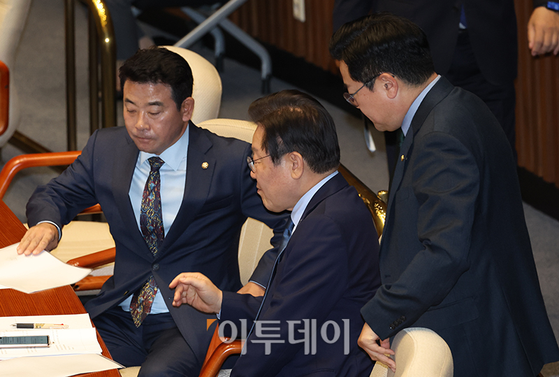 ▲이재명(가운데) 더불어민주당 대표, 박찬대(오른쪽) 원내대표, 박정 의원이 14일 서울 여의도 국회에서 열린 본회의에서 대화하고 있다. 고이란 기자 photoeran@