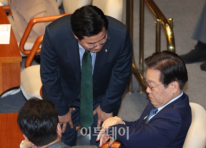 ▲이재명(오른쪽) 더불어민주당 대표와 박찬대 원내대표가 14일 서울 여의도 국회에서 열린 본회의에서 대화하고 있다. 고이란 기자 photoeran@