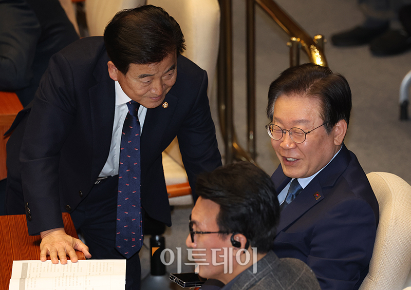 ▲이재명(오른쪽) 더불어민주당 대표와 정동영 의원이 14일 서울 여의도 국회에서 열린 본회의에서 대화하고 있다. 고이란 기자 photoeran@