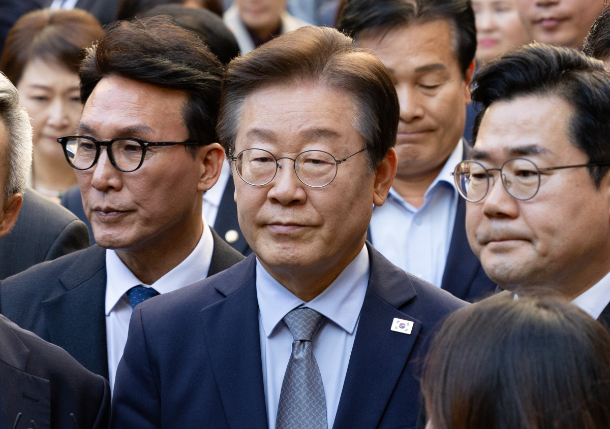 ▲이재명 더불어민주당 대표가 15일 서울 서초구 서울중앙지방법원에서 열린 공직선거법 위반 사건 관련 1심 선고 재판에서 징역 1년에 집행유예 2년을 선고받은 뒤 법원을 나서고 있다. (뉴시스)