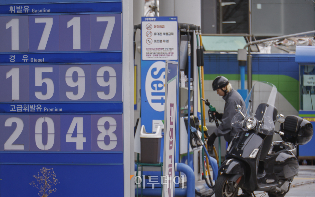 ▲국내 주유소 휘발유와 경유의 주간 평균 가격이 5주 연속 동반 상승했다. 한국석유공사 유가정보시스템 오피넷에 따르면 11월 둘째 주 전국 주유소 휘발유 평균 판매가는 직전 주 대비 리터당 15.8원 상승한 1629.1원을 기록했다. 경유 평균 판매가격은 리터당 17.8원 상승한 1459.5원을 기록했다. 17일 서울 시내의 한 주유소에 유가정보가 게시돼 있다. 조현호 기자 hyunho@