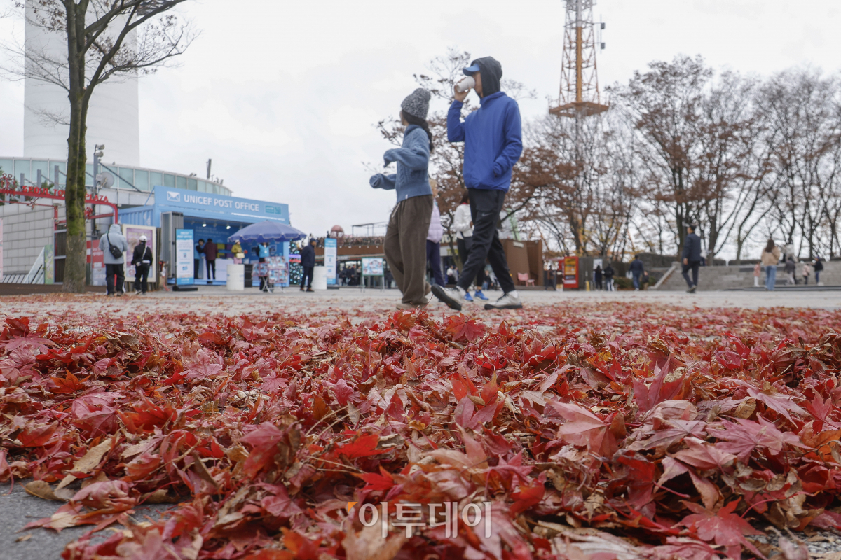▲서울 아침 기온이 7도까지는 떨어지는 등 추운 날씨를 보인 17일 서울 남산에서 두꺼운 외투와 방한용품으로 무장한 시민들이 휴일을 즐기고 있다. 기상청에 따르면 북쪽에서 내려오는 찬 공기의 영향으로 기온이 큰 폭으로 떨어지고 바람도 강하게 불어 아침 기온은 3~8도 가량 낮고 낮 기온도 전국 대부분 지역에서 5~10도 가량 낮아지겠다고 예보했다. 이날 오전 10시를 기해 영동과 충북, 호남, 경남 곳곳에는 한파주의보가 발령됐다. 조현호 기자 hyunho@