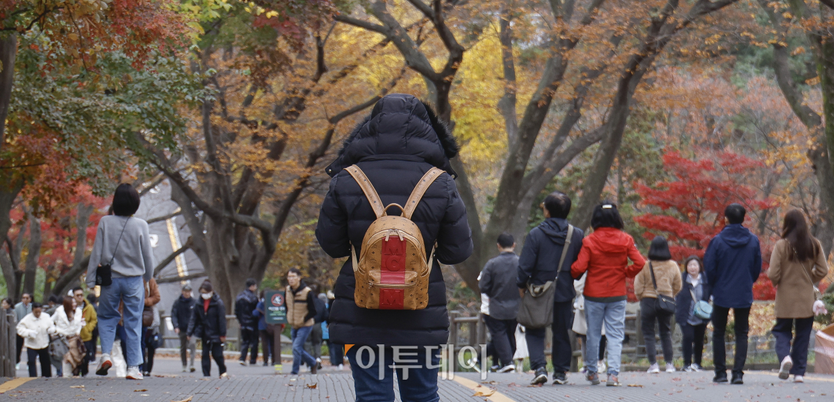 ▲서울 아침 기온이 7도까지는 떨어지는 등 추운 날씨를 보인 17일 서울 남산에서 두꺼운 외투와 방한용품으로 무장한 외국인 관광객들이 발걸음을 옮기고 있다. 기상청에 따르면 북쪽에서 내려오는 찬 공기의 영향으로 기온이 큰 폭으로 떨어지고 바람도 강하게 불어 아침 기온은 3~8도 가량 낮고 낮 기온도 전국 대부분 지역에서 5~10도 가량 낮아지겠다고 예보했다. 이날 오전 10시를 기해 영동과 충북, 호남, 경남 곳곳에는 한파주의보가 발령됐다. 조현호 기자 hyunho@