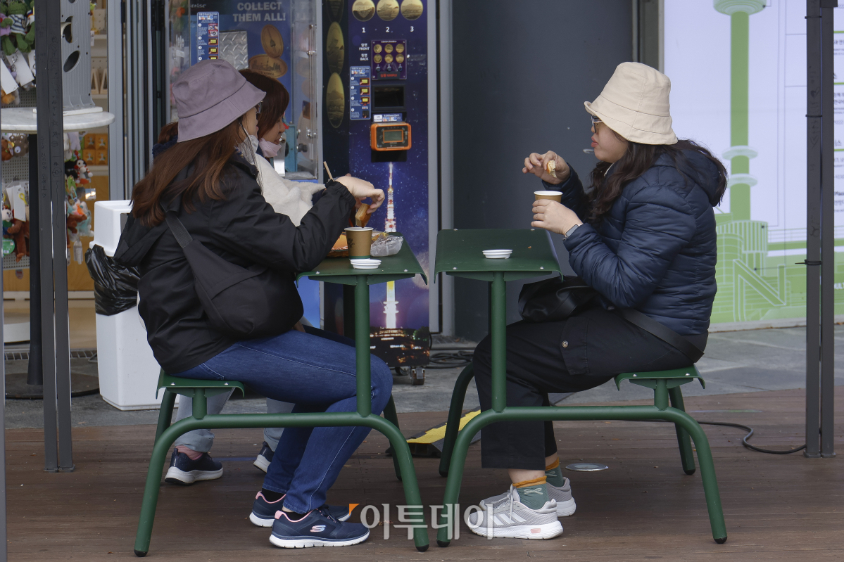 ▲서울 아침 기온이 7도까지는 떨어지는 등 추운 날씨를 보인 17일 서울 남산에서 두꺼운 외투와 방한용품으로 무장한 시민들이 따뜻한 음료로 추위를 피하고 있다. 기상청에 따르면 북쪽에서 내려오는 찬 공기의 영향으로 기온이 큰 폭으로 떨어지고 바람도 강하게 불어 아침 기온은 3~8도 가량 낮고 낮 기온도 전국 대부분 지역에서 5~10도 가량 낮아지겠다고 예보했다. 이날 오전 10시를 기해 영동과 충북, 호남, 경남 곳곳에는 한파주의보가 발령됐다. 조현호 기자 hyunho@