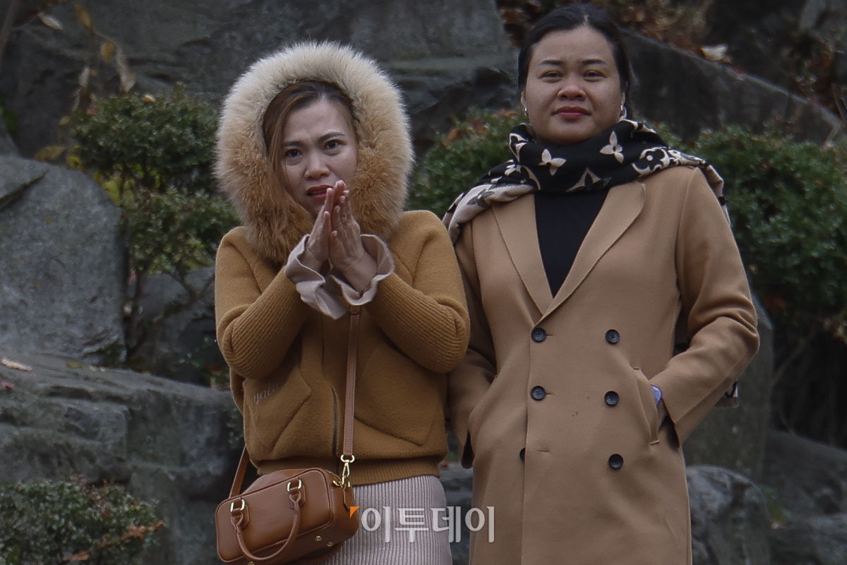 ▲서울 남산에서 두꺼운 외투와 방한용품으로 무장한 외국인 관광객들이 발걸음을 옮기고 있다. 조현호 기자 hyunho@