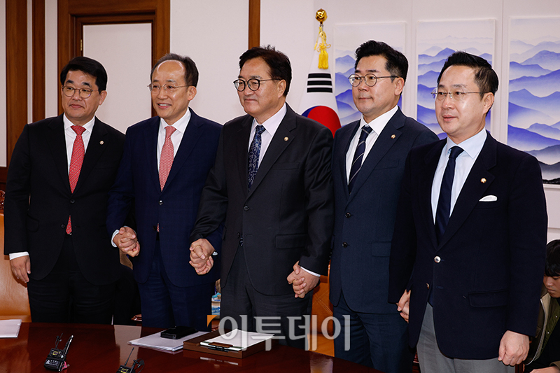 ▲우원식 국회의장이 18일 서울 여의도 국회에서 추경호 국민의힘 원내대표, 박찬대 더불어민주당 원내대표와 회동을 하고 있다. 왼쪽부터 국민의힘 배준영 원내수석부대표, 추 원내대표, 우 의장, 더불어민주당 박 원내대표, 박성준 원내수석부대표. 고이란 기자 photoeran@