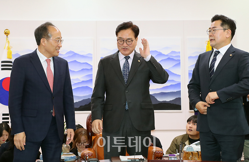 ▲우원식(가운데) 국회의장이 18일 서울 여의도 국회에서 추경호(왼쪽) 국민의힘 원내대표, 박찬대 더불어민주당 원내대표와 회동을 하고 있다. 고이란 기자 photoeran@