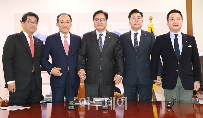 ▲우원식 국회의장이 18일 서울 여의도 국회에서 추경호 국민의힘 원내대표, 박찬대 더불어민주당 원내대표와 회동을 하고 있다. 왼쪽부터 국민의힘 배준영 원내수석부대표, 추 원내대표, 우 의장, 더불어민주당 박 원내대표, 박성준 원내수석부대표. 고이란 기자 photoeran@