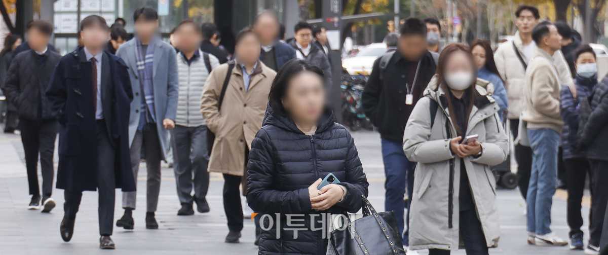 ▲전국 대부분 지역이 이틀째 영하권 추위를 보인 19일 서울 영등포구 여의도역 일대에서 두꺼운 외투와 방한용품으로 무장한 시민들이 출근길 발걸음을 재촉하고 있다. 기상청에 따르면 전국 대부분 지역 아침 기온이 0도 내외가 되겠고, 낮 기온도 10도 내외로 춥겠다고 전했다. 조현호 기자 hyunho@