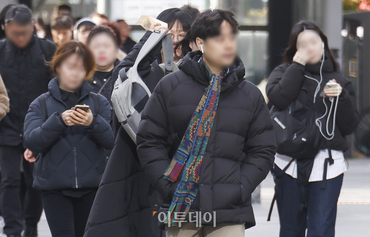 ▲전국 대부분 지역이 이틀째 영하권 추위를 보인 19일 서울 영등포구 여의도역 일대에서 두꺼운 외투와 방한용품으로 무장한 시민들이 출근길 발걸음을 재촉하고 있다. 기상청에 따르면 전국 대부분 지역 아침 기온이 0도 내외가 되겠고, 낮 기온도 10도 내외로 춥겠다고 전했다. 조현호 기자 hyunho@