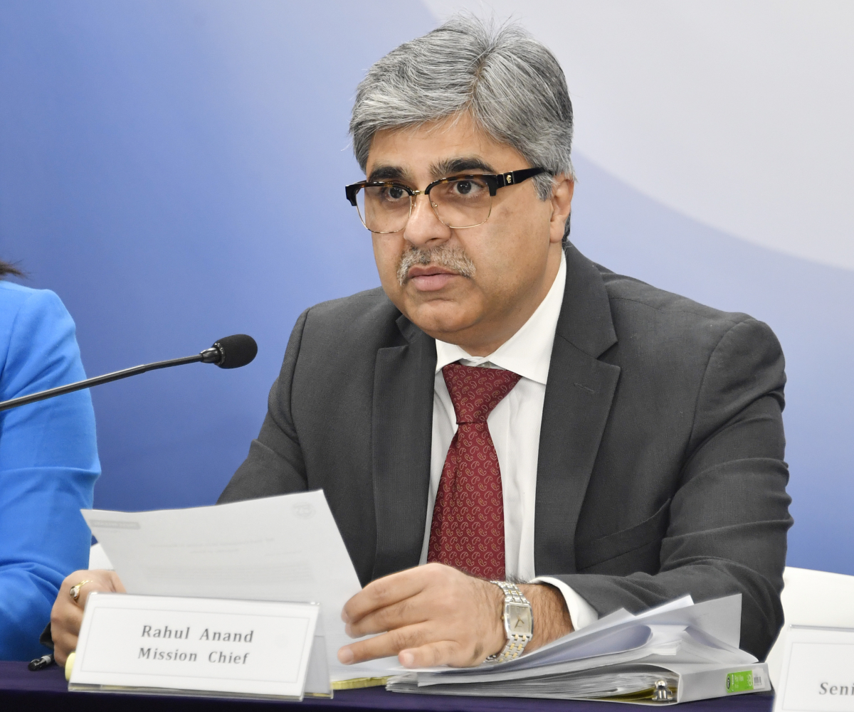 ▲라훌 아난드(Rahul Anand) 국제통화기금(IMF) 한국 미션단장이 11월 20일 오전 서울 종로구 정부서울청사에서 열린 '2024년 국제통화기금(IMF) 연례협의 결과 브리핑'에 참석, 주요내용을 발표하고 있다. (기획재정부)