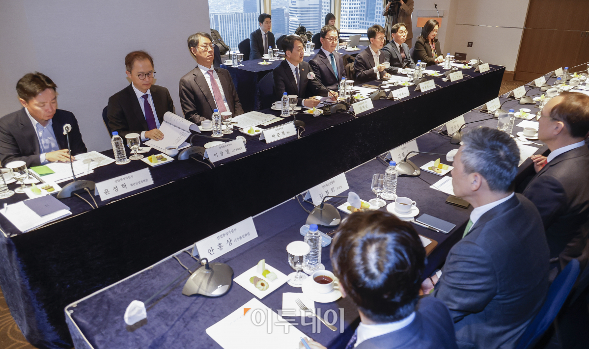 ▲안덕근 산업통상자원부 장관이 20일 서울 중구 롯데호텔에서 열린 美 신정부 대비 반도체 업계 간담회에서 모두발언을 하고 있다. 조현호 기자 hyunho@