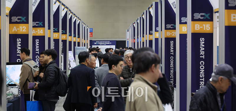 ▲20일 경기도 고양 킨텍스 제1전시장에서 열린 2024 스마트건설 엑스포에 관람객들이 북적이고 있다. 고이란 기자 photoeran@