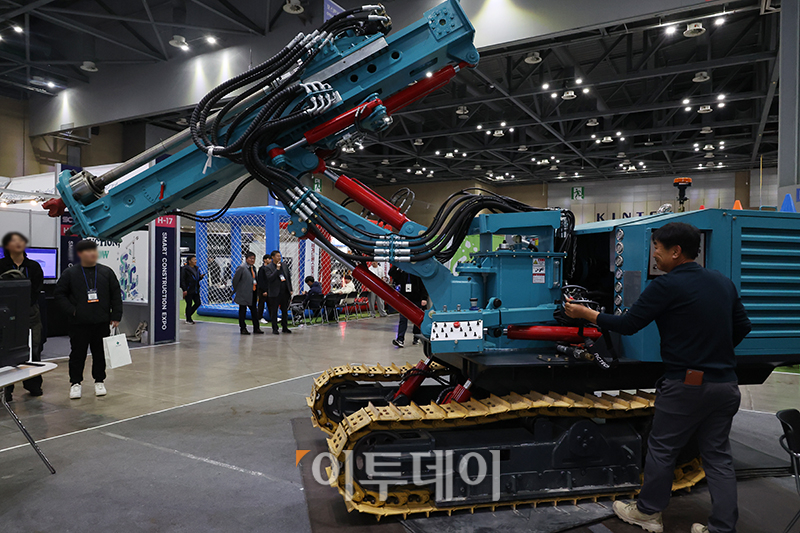 ▲20일 경기도 고양 킨텍스 제1전시장에서 열린 2024 스마트건설 엑스포에서 관계자가 암반 굴착공사 기술을 시연하고 있다. 고이란 기자 photoeran@