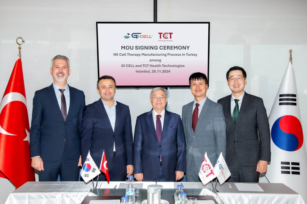 ▲아딜 마디노글루 TCT 최고과학고문 교수(왼쪽에서 두 번째)와 장명호 지아이셀 최고임상과학고문, 홍천표 지아이셀 대표이사(오른쪽 두 번째부터)가 NK세포치료제 기술수출 의향서 체결 후 기념촬영을 하고 있다. (사진제공=지아이셀)