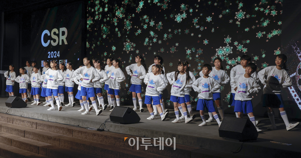 ▲21일 서울 영등포구 중소기업중앙회에서 열린 '2024 CSR 필름 페스티벌 어워드’에서 우리다문화어린이합창단이 축하공연을 하고 있다. 경제신문 이투데이가 주최한 이 행사는 한 해 동안 사회적 가치 창출을 위한 CSR 활동 발자취를 공모하고 그 업적을 격려하기 위해 마련된 자리로 2012년 첫걸음을 내디뎌 올해로 13회째를 맞이했다. 조현호 기자 hyunho@