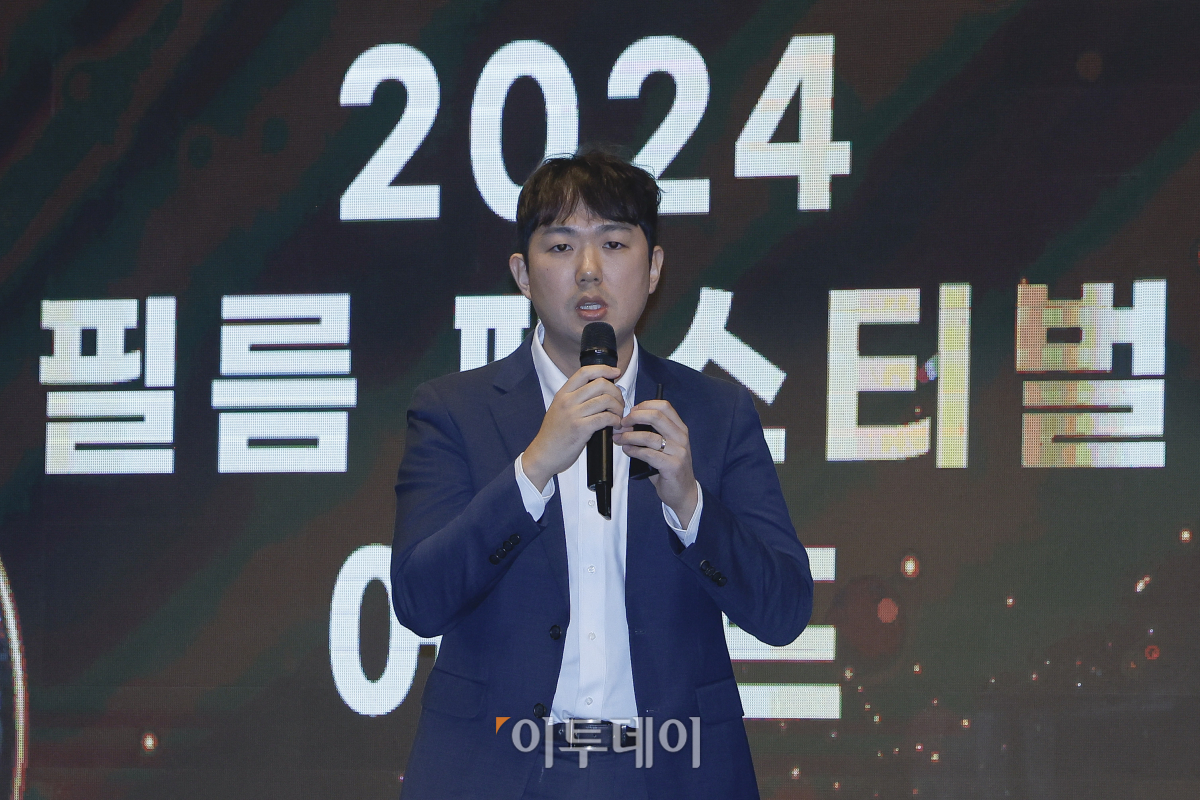 ▲윤석산 현대자동차그룹 지속경영기획팀 책임매니저가 21일 서울 영등포구 중소기업중앙회에서 열린 '2024 CSR 필름 페스티벌 어워드’에서 수상기업 사례 발표를 하고 있다. 경제신문 이투데이가 주최한 이 행사는 한 해 동안 사회적 가치 창출을 위한 CSR 활동 발자취를 공모하고 그 업적을 격려하기 위해 마련된 자리로 2012년 첫걸음을 내디뎌 올해로 13회째를 맞이했다. 조현호 기자 hyunho@