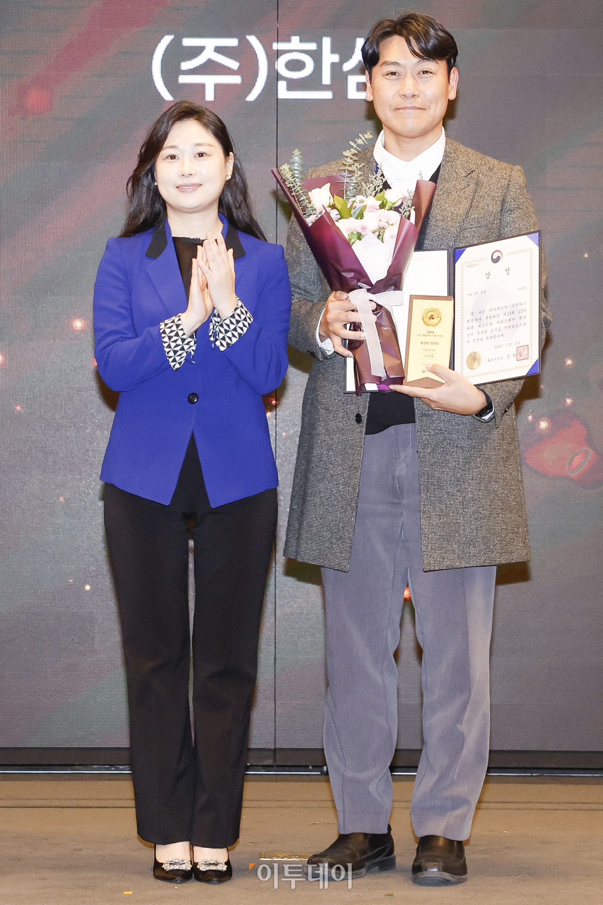 ▲21일 서울 영등포구 중소기업중앙회에서 열린 '2024 CSR 필름 페스티벌 어워드’에서 정광현(오른쪽) 한샘 기업문화실 이사가 이한라 환경부 온라인 대변인에게 환경부 장관상 자원순환 부문을 수상한 뒤 기념촬영을 하고 있다. 경제신문 이투데이가 주최한 이 행사는 한 해 동안 사회적 가치 창출을 위한 CSR 활동 발자취를 공모하고 그 업적을 격려하기 위해 마련된 자리로 2012년 첫걸음을 내디뎌 올해로 13회째를 맞이했다. 조현호 기자 hyunho@