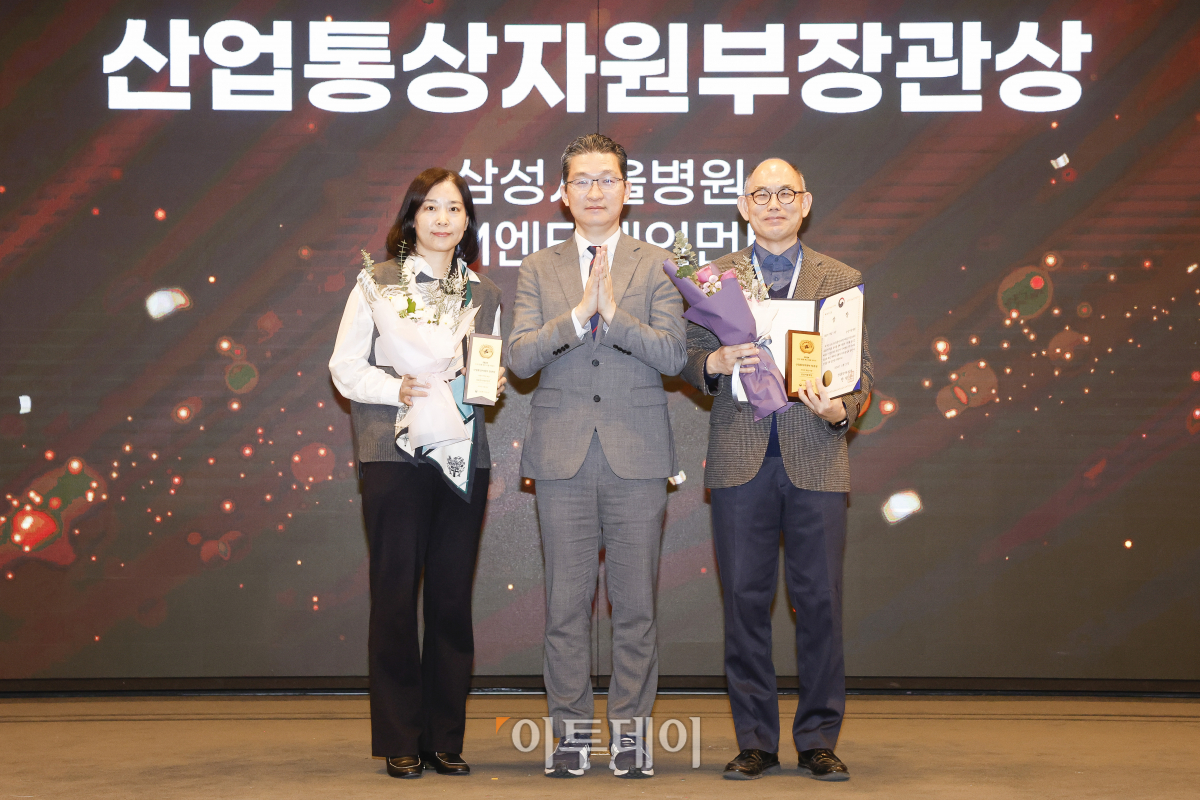 ▲21일 서울 영등포구 중소기업중앙회에서 열린 '2024 CSR 필름 페스티벌 어워드’에서 한대흠(오른쪽) 삼성서울병원 사회공헌팀 파트장과 박바름 SM엔터테인먼트 CSR 유닛장이 이상은(가운데) 산업통상자원부 산업환경과장에게 산업통상자원부 장관상 사회적 책임 부문을 수상한 뒤 기념촬영을 하고 있다. 경제신문 이투데이가 주최한 이 행사는 한 해 동안 사회적 가치 창출을 위한 CSR 활동 발자취를 공모하고 그 업적을 격려하기 위해 마련된 자리로 2012년 첫걸음을 내디뎌 올해로 13회째를 맞이했다. 조현호 기자 hyunho@