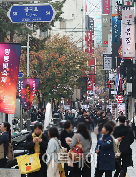 ▲21일 서울 명동 거리가 관광객들로 북적이고 있다. 고이란 기자 photoeran@