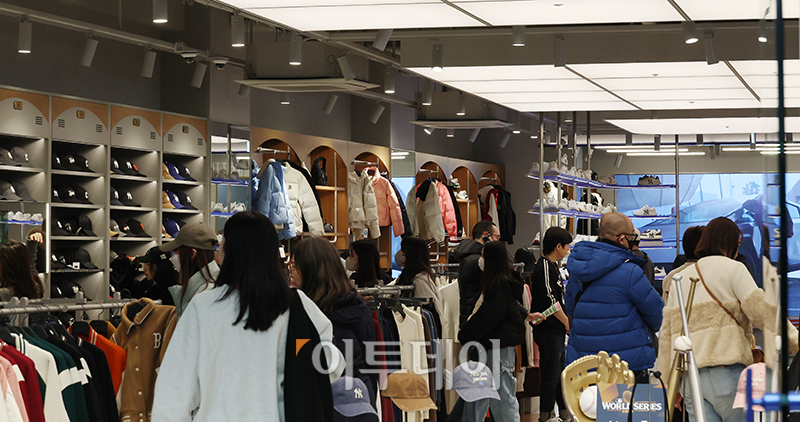 ▲21일 서울 명동 거리의 한 상점이 관광객들로 북적이고 있다. 고이란 기자 photoeran@