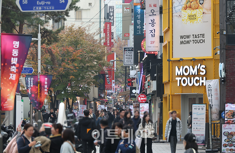 ▲21일 서울 명동 거리가 관광객들로 북적이고 있다. 고이란 기자 photoeran@