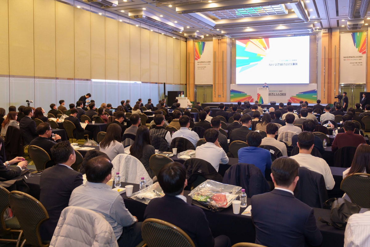 ▲이석용 농협은행장이 지난 21일 서대문구 소재 스위스 그랜드호텔에서 '2024 NH오픈비즈니스데이' 환영사를 하고 있다. (사진제공=농협은행)