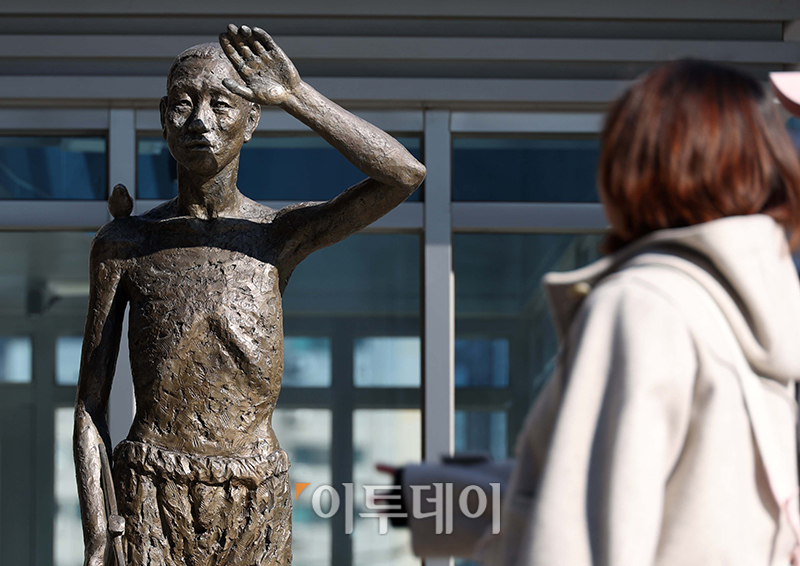 ▲24일 서울 용산역 앞 광장에 강제징용노동자상이 세워져있다. 이날 일본 니가타현 사도광산에서 일제강점기 강제노역한 조선인들에 대한 추도식이 열릴 예정이었으나 일본 측 대표의 야스쿠니신사 참배 이력 등의 문제로 한국 정부와 유족 등이 불참해 사실상 '반쪽짜리' 추도식이 진행됐다. 고이란 기자 photoeran@