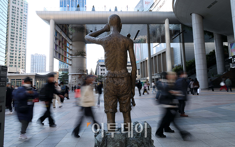 ▲24일 서울 용산역 앞 광장에 강제징용노동자상이 세워져있다. 이날 일본 니가타현 사도광산에서 일제강점기 강제노역한 조선인들에 대한 추도식이 열릴 예정이었으나 일본 측 대표의 야스쿠니신사 참배 이력 등의 문제로 한국 정부와 유족 등이 불참해 사실상 '반쪽짜리' 추도식이 진행됐다. 고이란 기자 photoeran@