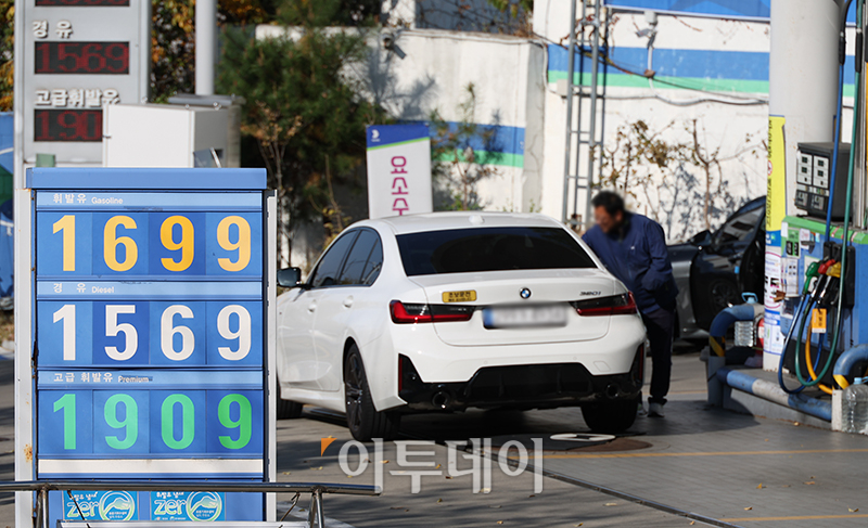 ▲휘발유와 경유 주간 평균 가격이 6주 연속 동반 상승했다. 24일 한국석유공사 유가정보시스템 오피넷에 따르면 11월 셋째 주 전국 주유소의 휘발유 평균 판매가격은 전주보다 4.8원 오른 리터(ℓ)당 1633.9원으로 집계됐다. 경유 평균 판매가는 전주보다 8.2원 상승한 리터(ℓ)당 1467.7원을 나타냈다. 사진은 이날 서울의 한 주유소. 고이란 기자 photoeran@
