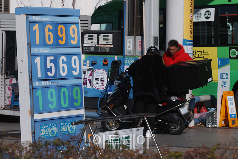 ▲휘발유와 경유 주간 평균 가격이 6주 연속 동반 상승했다. 24일 한국석유공사 유가정보시스템 오피넷에 따르면 11월 셋째 주 전국 주유소의 휘발유 평균 판매가격은 전주보다 4.8원 오른 리터(ℓ)당 1633.9원으로 집계됐다. 경유 평균 판매가는 전주보다 8.2원 상승한 리터(ℓ)당 1467.7원을 나타냈다. 사진은 이날 서울의 한 주유소. 고이란 기자 photoeran@
