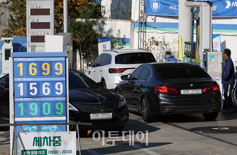 ▲휘발유와 경유 주간 평균 가격이 6주 연속 동반 상승했다. 24일 한국석유공사 유가정보시스템 오피넷에 따르면 11월 셋째 주 전국 주유소의 휘발유 평균 판매가격은 전주보다 4.8원 오른 리터(ℓ)당 1633.9원으로 집계됐다. 경유 평균 판매가는 전주보다 8.2원 상승한 리터(ℓ)당 1467.7원을 나타냈다. 사진은 이날 서울의 한 주유소. 고이란 기자 photoeran@