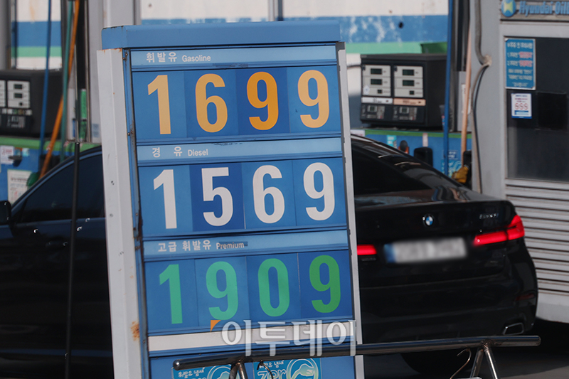 ▲휘발유와 경유 주간 평균 가격이 6주 연속 동반 상승했다. 24일 한국석유공사 유가정보시스템 오피넷에 따르면 11월 셋째 주 전국 주유소의 휘발유 평균 판매가격은 전주보다 4.8원 오른 리터(ℓ)당 1633.9원으로 집계됐다. 경유 평균 판매가는 전주보다 8.2원 상승한 리터(ℓ)당 1467.7원을 나타냈다. 사진은 이날 서울의 한 주유소. 고이란 기자 photoeran@