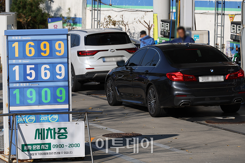 ▲휘발유와 경유 주간 평균 가격이 6주 연속 동반 상승했다. 24일 한국석유공사 유가정보시스템 오피넷에 따르면 11월 셋째 주 전국 주유소의 휘발유 평균 판매가격은 전주보다 4.8원 오른 리터(ℓ)당 1633.9원으로 집계됐다. 경유 평균 판매가는 전주보다 8.2원 상승한 리터(ℓ)당 1467.7원을 나타냈다. 사진은 이날 서울의 한 주유소. 고이란 기자 photoeran@