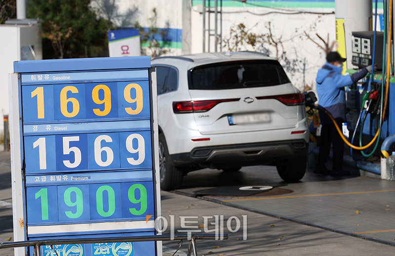 ▲휘발유와 경유 주간 평균 가격이 6주 연속 동반 상승했다. 24일 한국석유공사 유가정보시스템 오피넷에 따르면 11월 셋째 주 전국 주유소의 휘발유 평균 판매가격은 전주보다 4.8원 오른 리터(ℓ)당 1633.9원으로 집계됐다. 경유 평균 판매가는 전주보다 8.2원 상승한 리터(ℓ)당 1467.7원을 나타냈다. 사진은 이날 서울의 한 주유소. 고이란 기자 photoeran@
