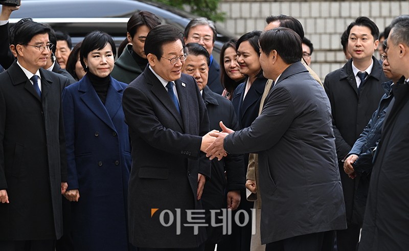 ▲위증교사 혐의로 재판을 받는 이재명 더불어민주당 대표가 25일 서울 서초구 중앙지방법원에서 공판에 출석하고 있다. 사진공동취재단