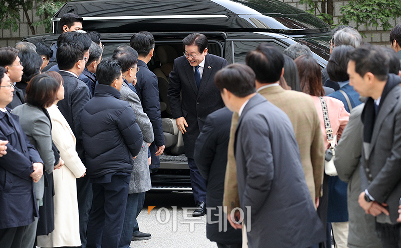 ▲위증교사 혐의로 재판을 받는 이재명 더불어민주당 대표가 25일 서울 서초구 중앙지방법원에서 공판에 출석하고 있다. 사진공동취재단