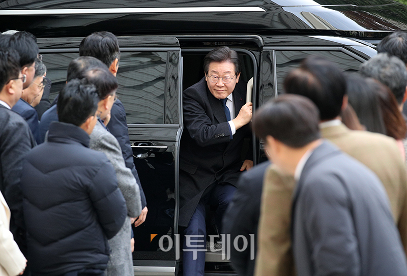 ▲위증교사 혐의로 재판을 받는 이재명 더불어민주당 대표가 25일 서울 서초구 중앙지방법원에서 공판에 출석하고 있다. 사진공동취재단