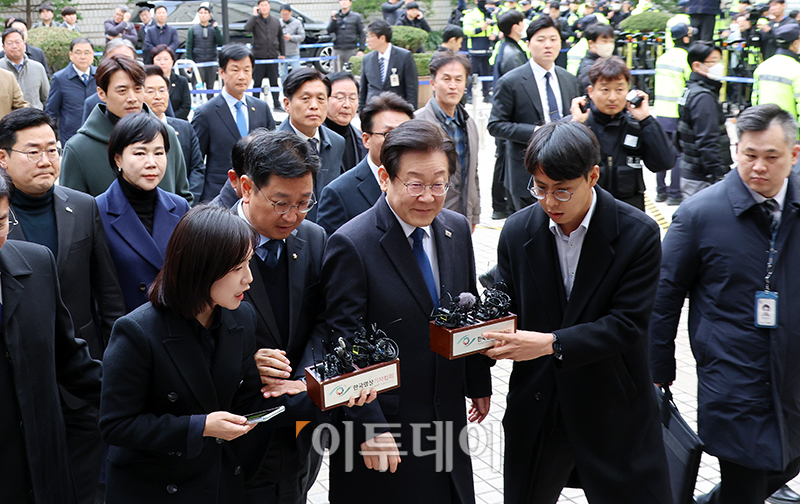 ▲위증교사 혐의로 재판을 받는 이재명 더불어민주당 대표가 25일 서울 서초구 중앙지방법원에서 공판에 출석하고 있다. 사진공동취재단